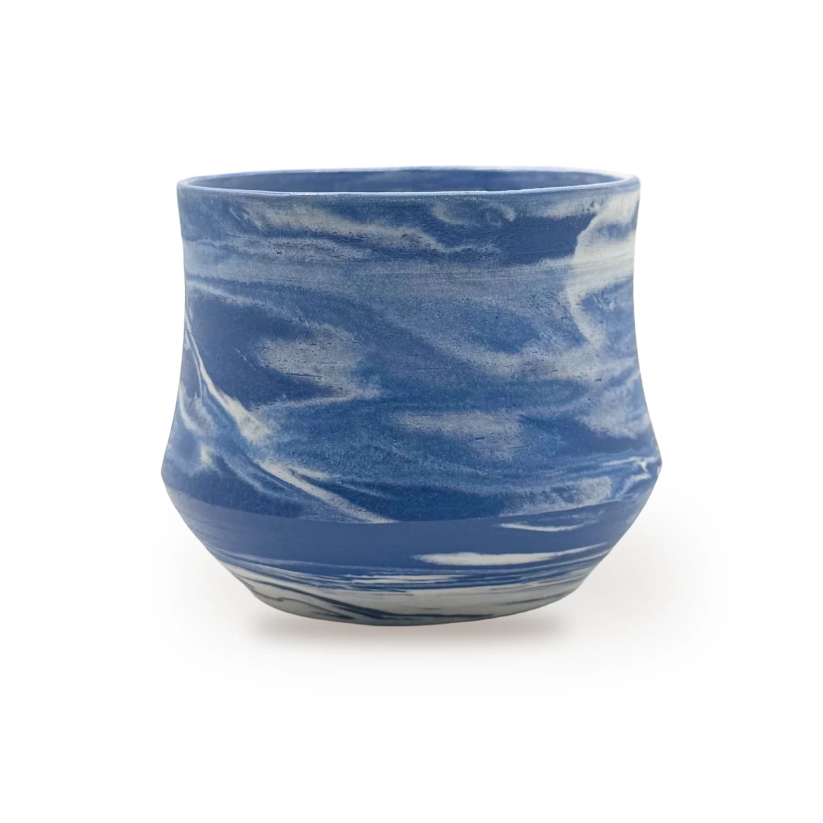 Gobelet Marée, porcelaine marbrée bleu profond et blanc, photo réelle sur fond blanc