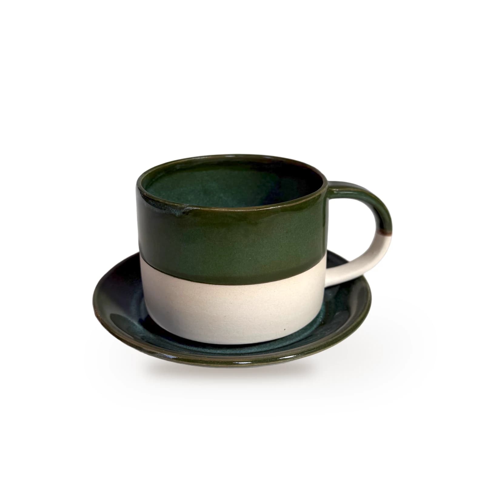 Tasse & soucoupe Sapin, émail vert sapin sur porcelaine blanche laissée nue : photo réelle sur fond blanc, vue principale