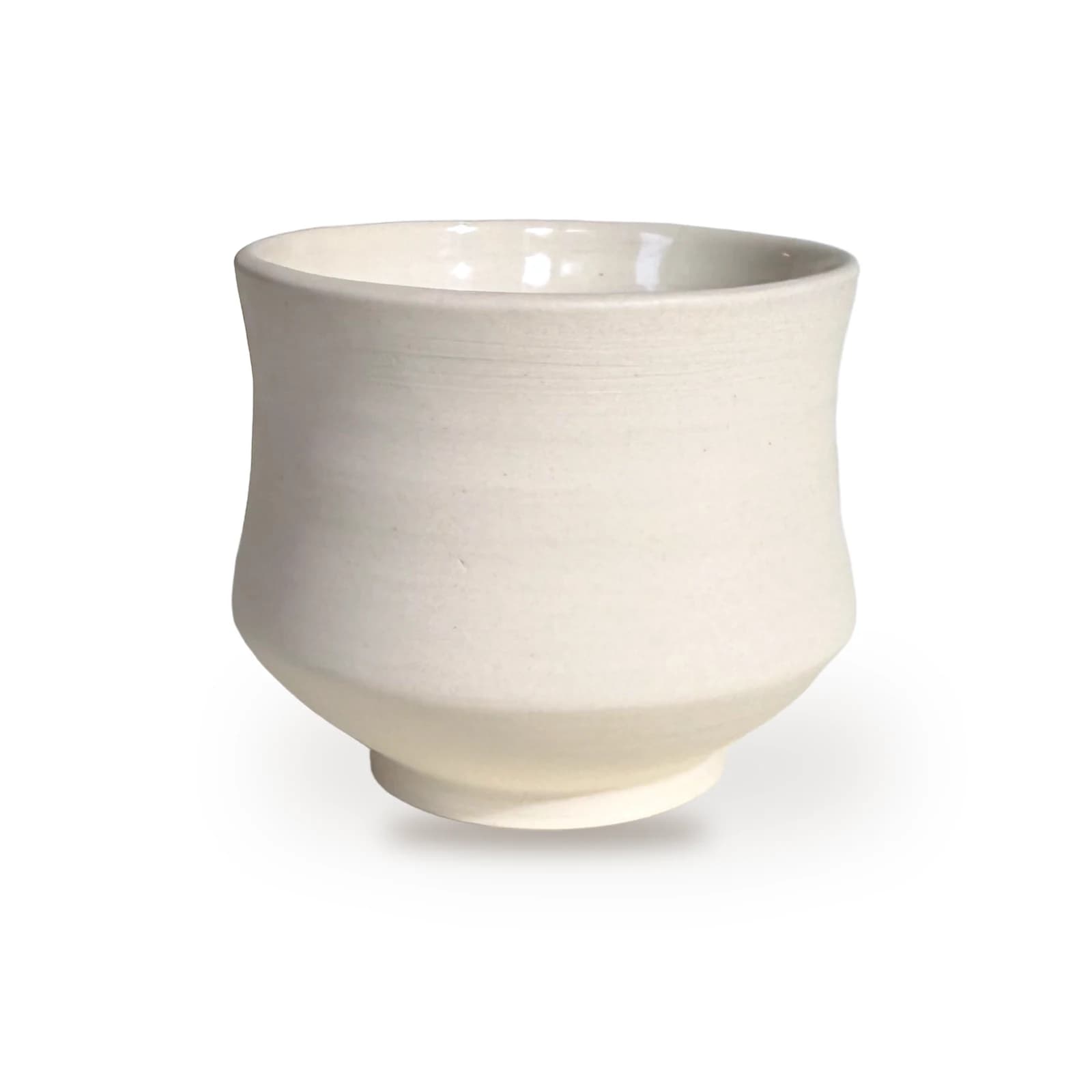Yunomi Neige, porcelaine blanche satinée, photo réelle sur fond blanc